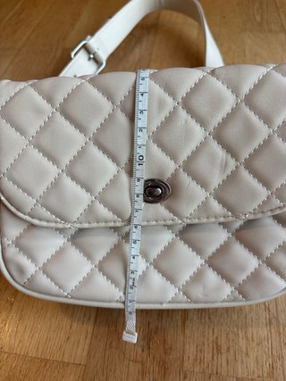 Bolso riñonera o cruzado. Blanco roto.