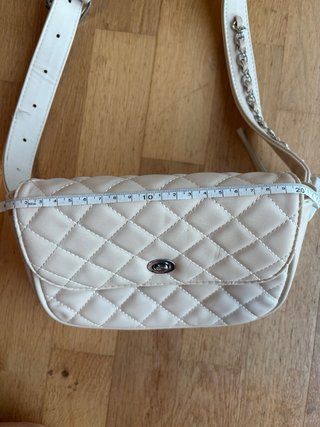 Bolso riñonera o cruzado. Blanco roto.