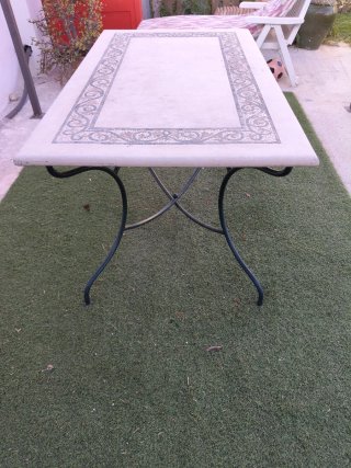 Mesa forja y piedra exterior