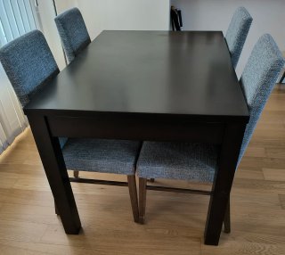 Mesa de pino macizo con 4 sillas de madera tapizad