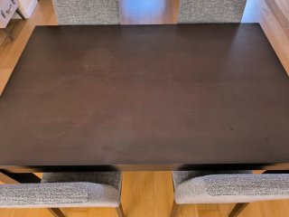 Mesa de pino macizo con 4 sillas de madera tapizad