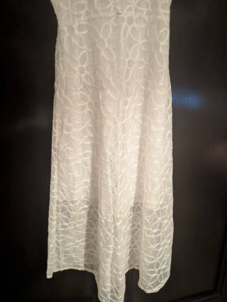 Vestido blanco largo con bordado de flores