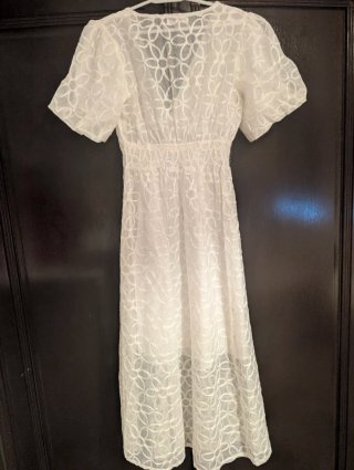 Vestido blanco largo con bordado de flores