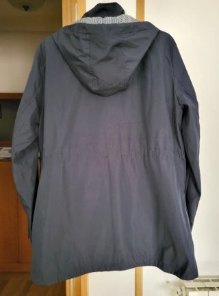 Chaqueta chubasquero azul con capucha