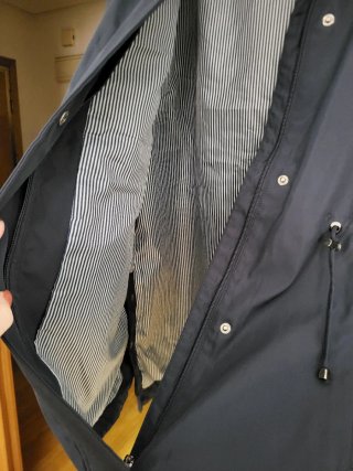 Chaqueta chubasquero azul con capucha