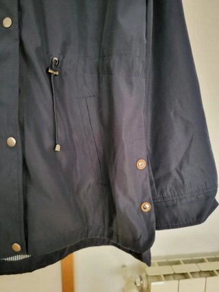Chaqueta chubasquero azul con capucha