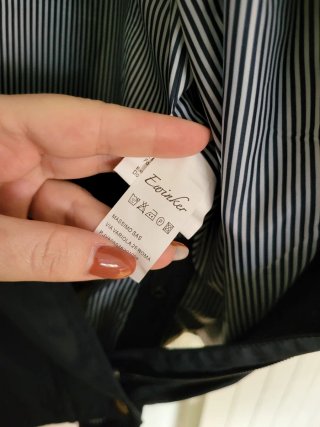 Chaqueta chubasquero azul con capucha