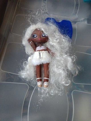 Muñeca pelo blanco falda blanca