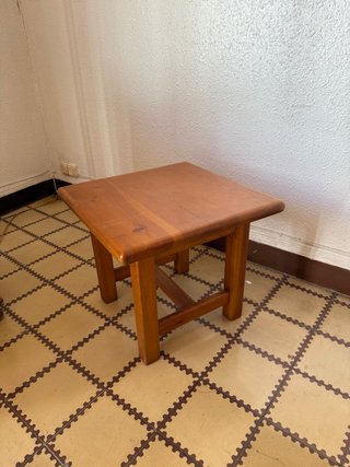 Mesa auxiliar de madera