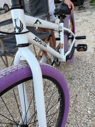 Bicicleta BMX 24' Blanca Ruedas Moradas
