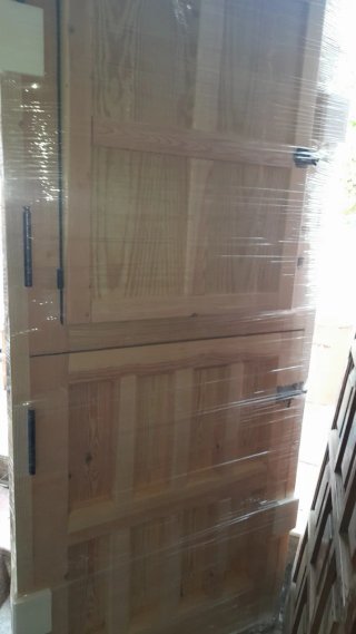 Portón de madera 2 hojas.