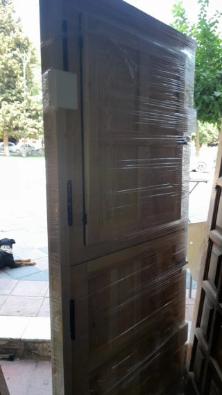 Portón de madera 2 hojas.