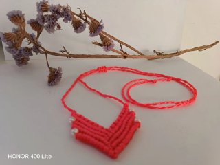 Gargantilla de macramé con perlas