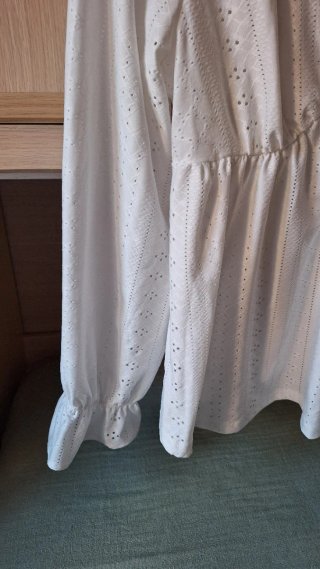 Blusa blanca manga larga.
