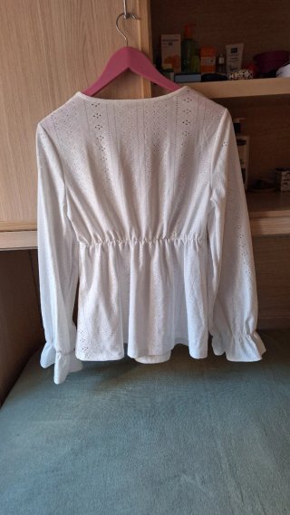 Blusa blanca manga larga.
