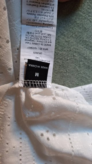 Blusa blanca manga larga.
