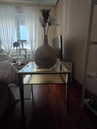 Mesa auxiliar cristal y madera dorada