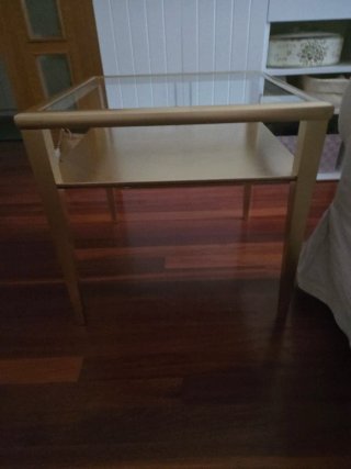 Mesa auxiliar cristal y madera dorada