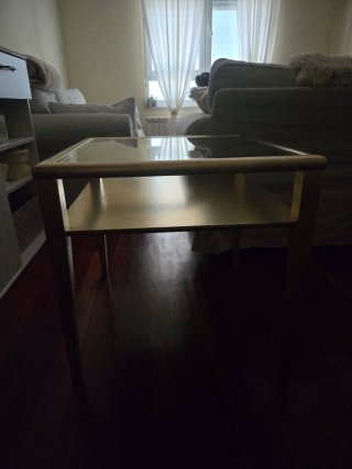 Mesa auxiliar cristal y madera dorada