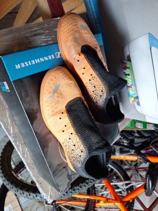 Botas de fútbol niño naranja