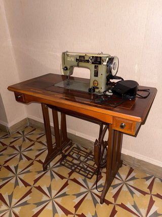 Máquina de coser Alfa antigua