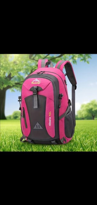 Mochila de viaje rosa y gris para mujer. Camping