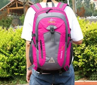 Mochila de viaje rosa y gris para mujer. Camping