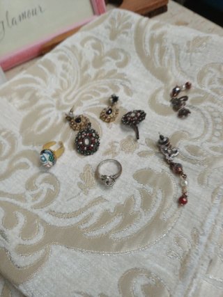 Lotto gioielli donna: orecchini, anelli
