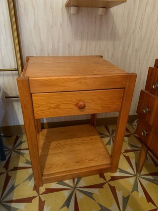 Mesita de noche de madera