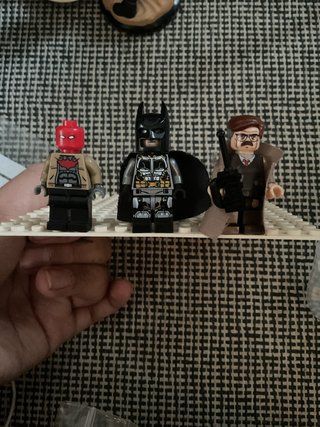 Lego Batman y Red Hood y otro