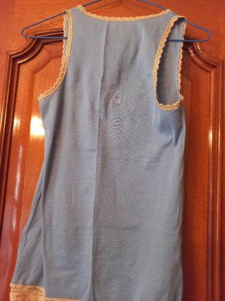 Camiseta azul con encaje