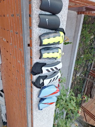 Espinilleras de fútbol Nike y Adidas