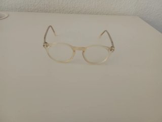 Gafas de vista beige y plateadas