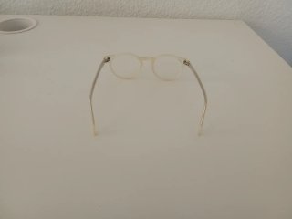 Gafas de vista beige y plateadas