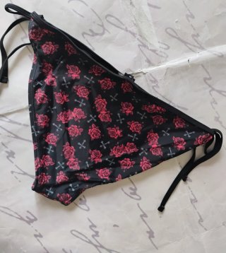 Slip bikini nero fantasia rose e croci