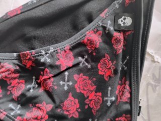 Slip bikini nero fantasia rose e croci