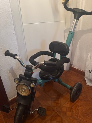 Triciclo infantil verde con manillar