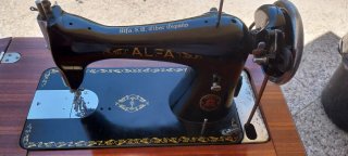Máquina de coser Alfa antigua