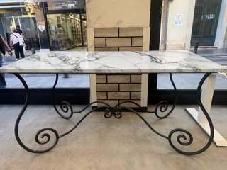 Mesa Mármol y Metal Diseño Elegante