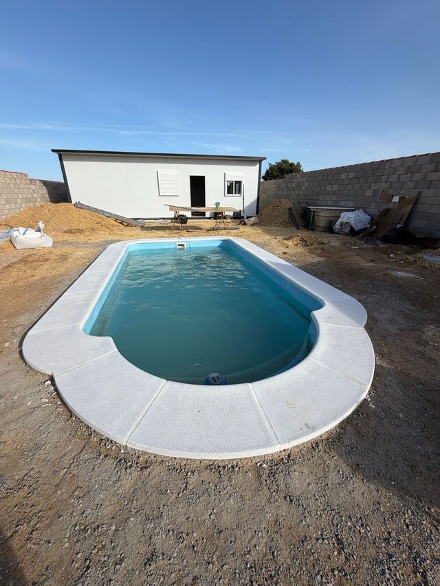 Piscina prefabricada con instalación