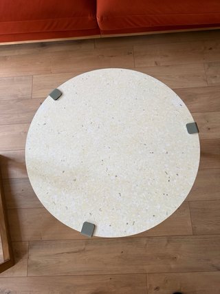 Mesa centro material reciclado beige/gris