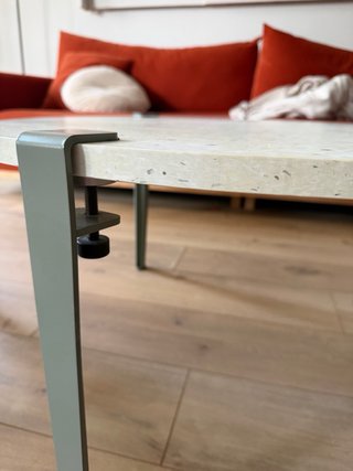 Mesa centro material reciclado beige/gris