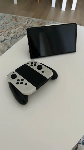 Nintendo Switch OLED Bianca + 2 Giochi