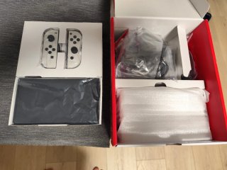 Nintendo Switch OLED Bianca + 2 Giochi