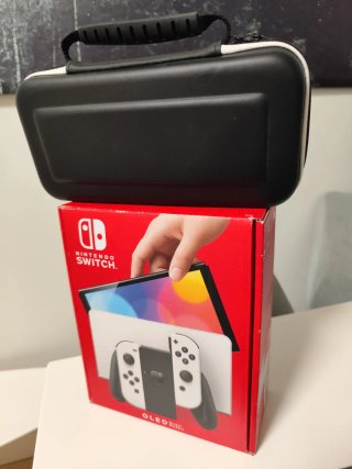 Nintendo Switch OLED Bianca + 2 Giochi