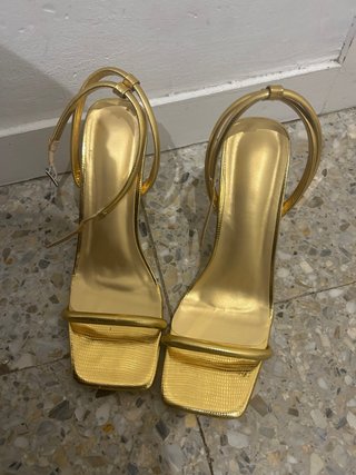 Tacones dorados elegantes talla 41 Entrega en BCN