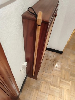 Bastón de madera con empuñadura curva