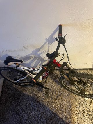 Bicicleta Decathlon Montaña Roja y Blanca