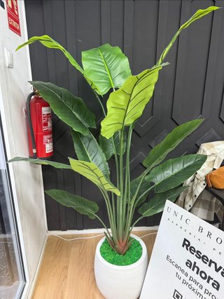 Planta artificial grande hojas verdes