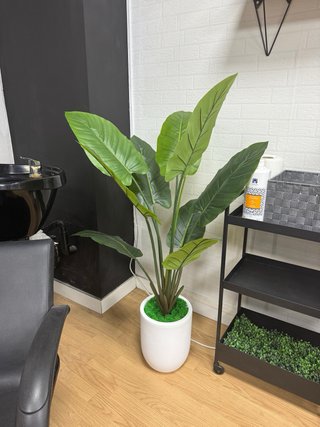 Planta artificial grande hojas verdes